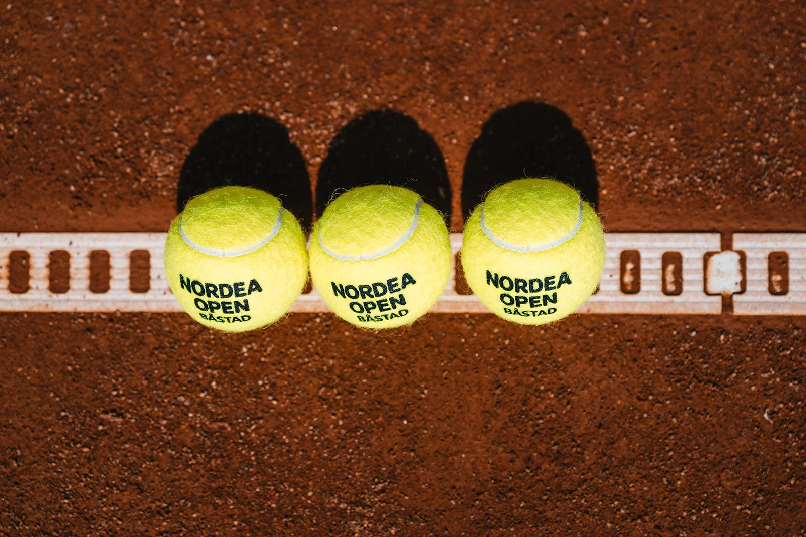 Tennisbollar på linje